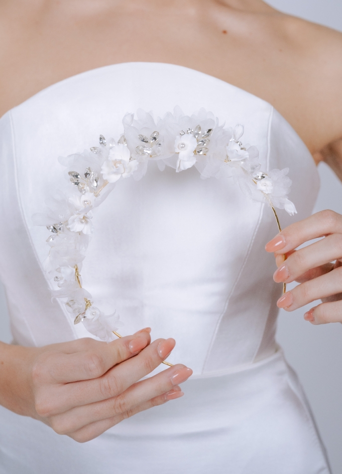 Couronne coiffure mariage "Flore" avec fleurs porcelaine et soie