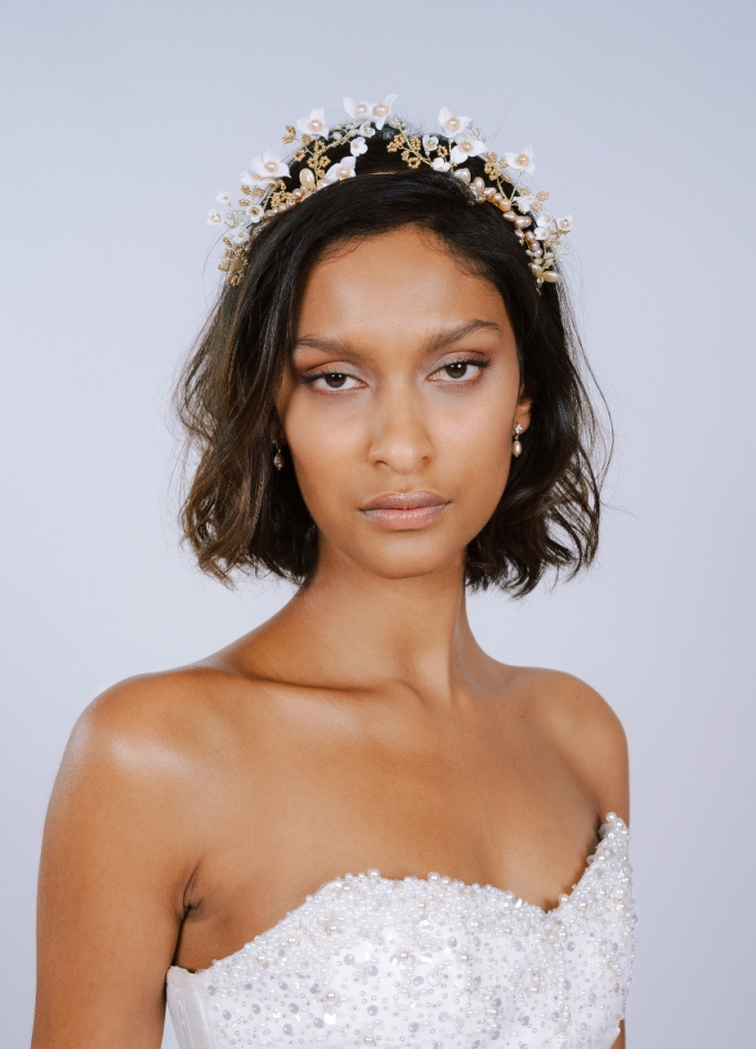 Couronne coiffure mariage "Aurora" avec fleurs porcelaine et perles eau douce