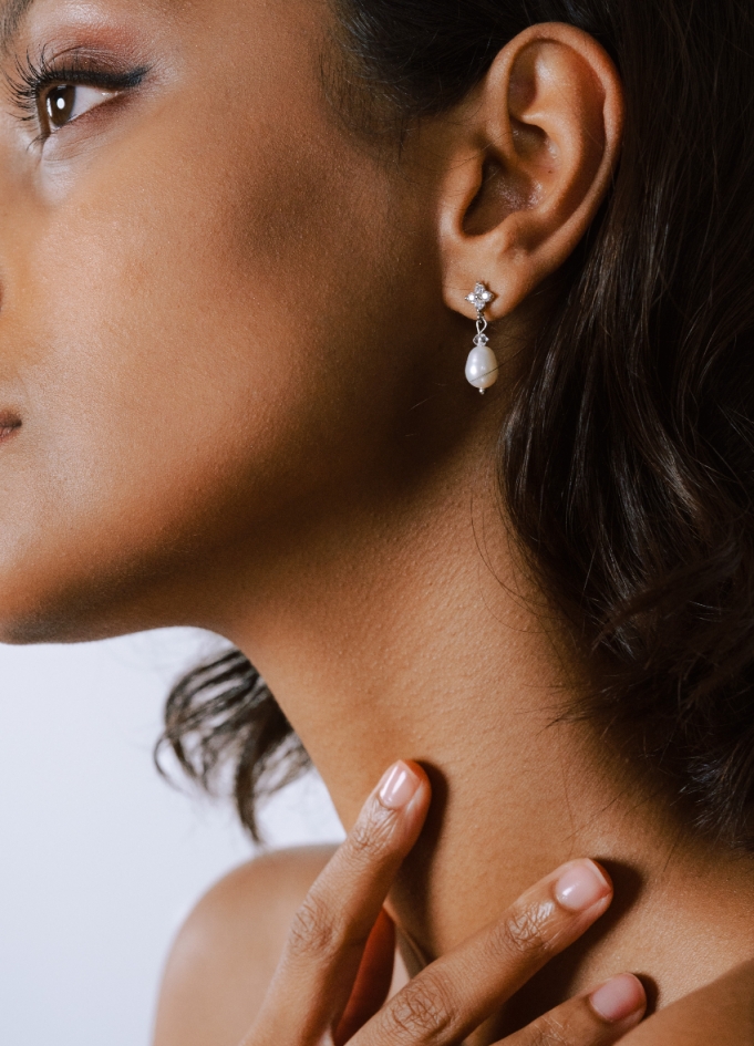 Boucles d'oreilles mariée "Lyana" petites et discrètes avec perles d'eau douce