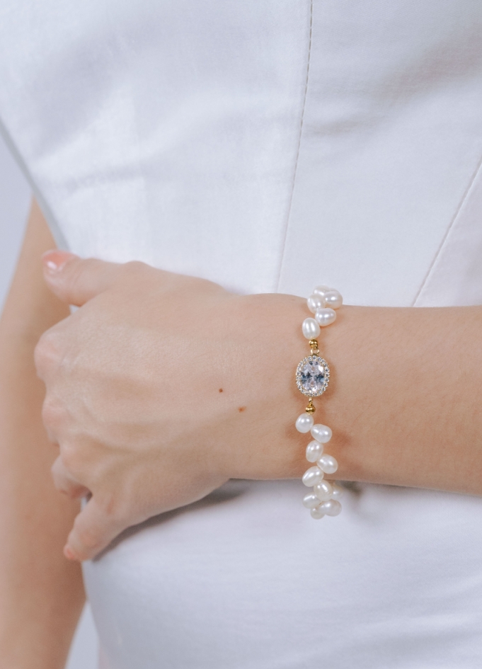 Bracelet mariage "Isabella" avec perles d'eau douce et serti rétro