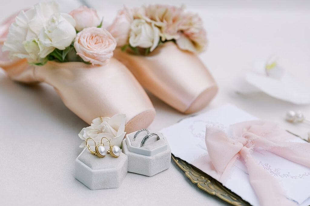 Flatlay avec bijoux et accessoires mariage